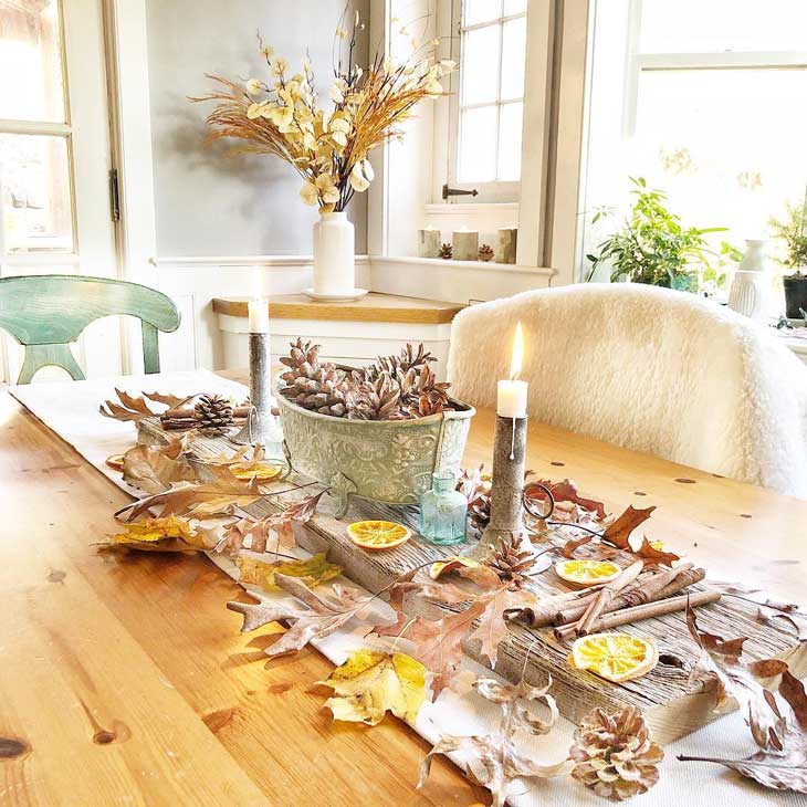 fall table decor with leaves 