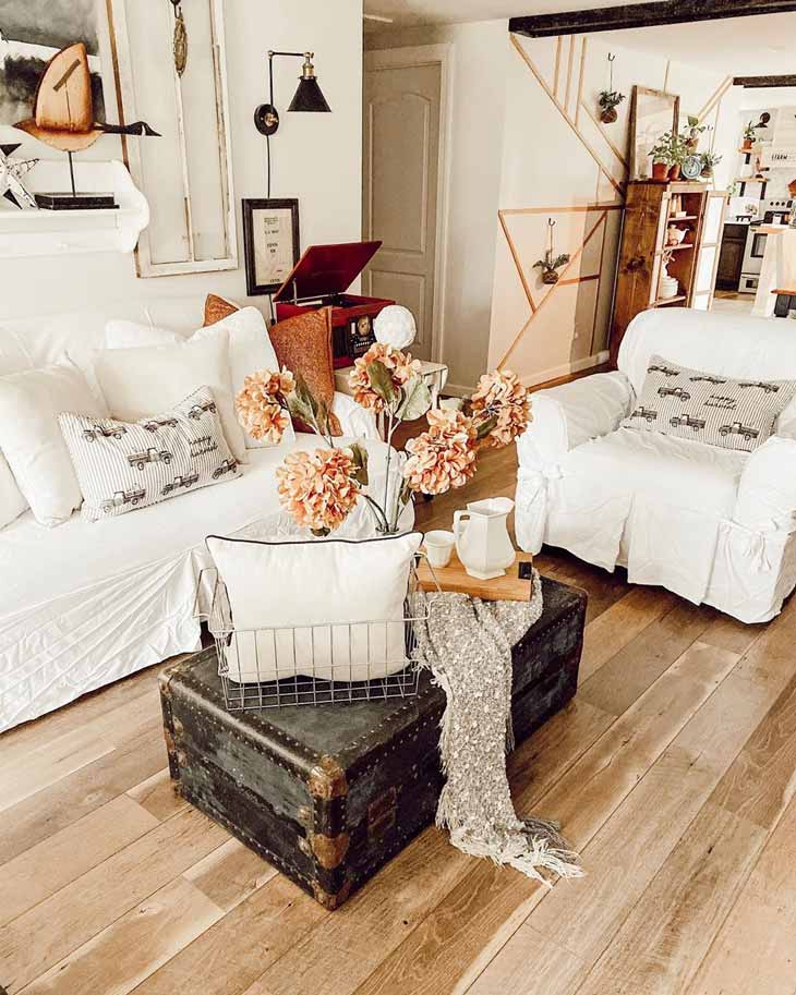 Farmhouse Style Wooden Trunk Coffee Table Ideas - Rooms For Rent blog