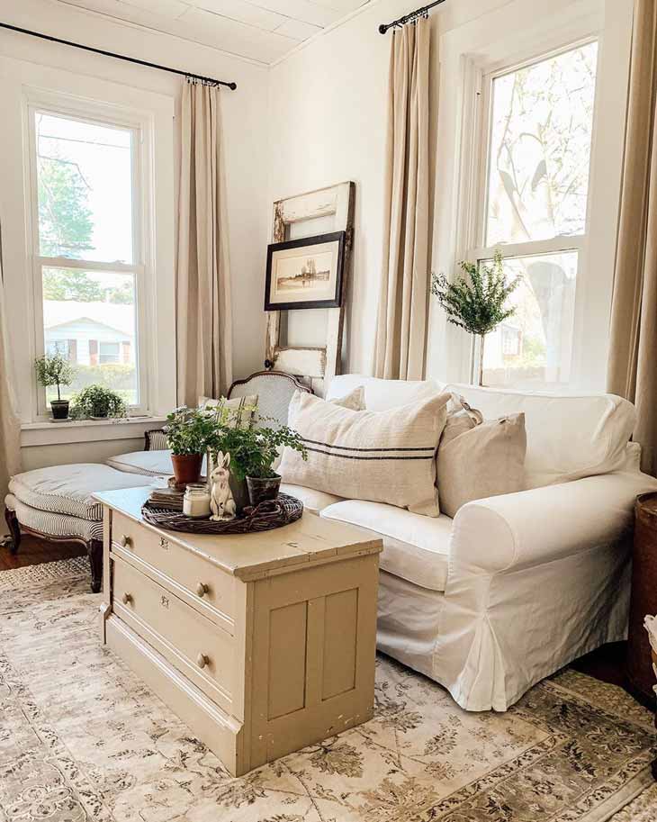 Farmhouse Style Wooden Trunk Coffee Table Ideas - Rooms For Rent blog