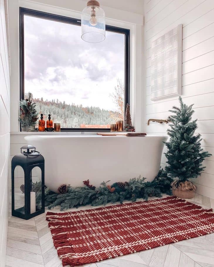 Bathroom Christmas decor around bath tub