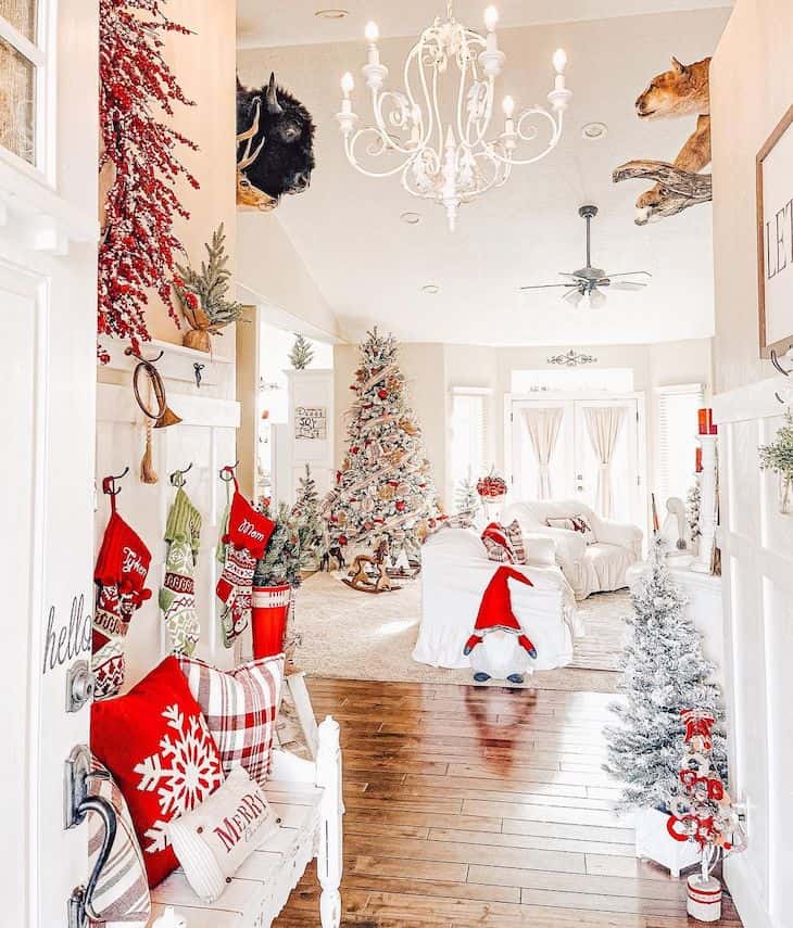 Christmas homes - Red, white and green Christmas decor - Farmhousehub