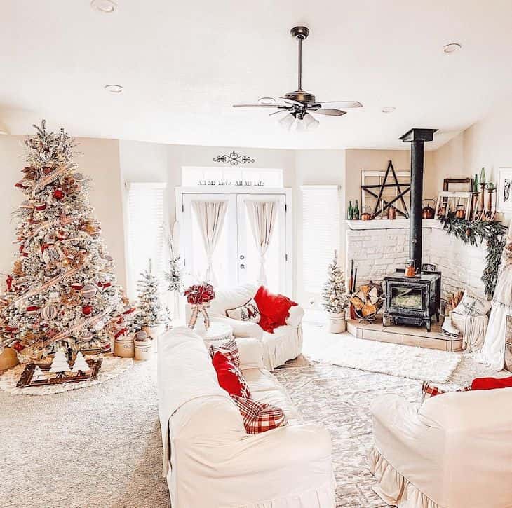 Christmas homes - Red, white and green Christmas decor - Farmhousehub