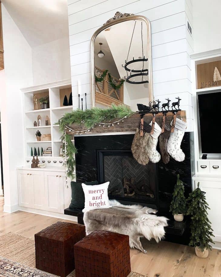 https://farmhousehub.com/wp-content/uploads/2020/12/modern-farmhouse-christmas-decor-7.jpg