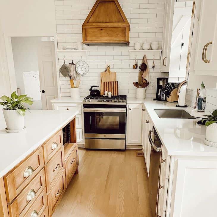 https://farmhousehub.com/wp-content/uploads/2021/06/white_and_wood_kitchen-6.jpeg