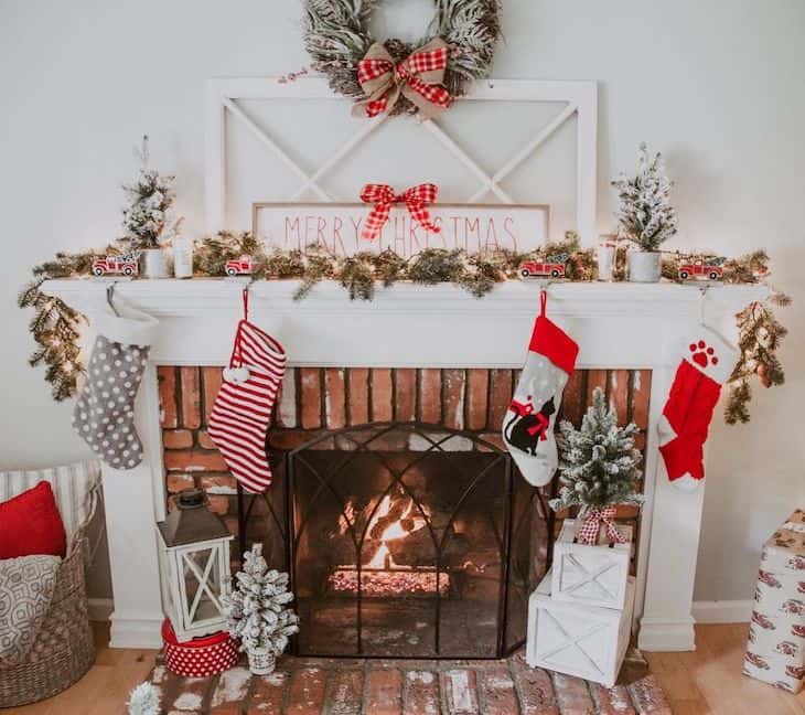 Jolly Christmas mantel decor