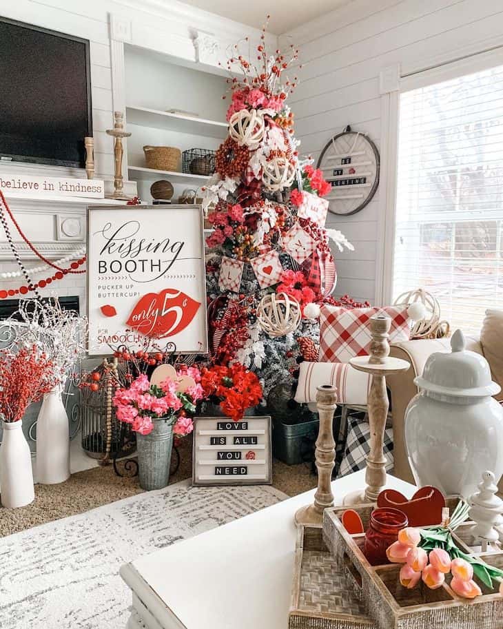 Cupid's Cute Valentine Table Decorations