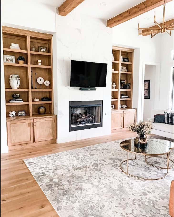 Area rug with marble-looking pattern