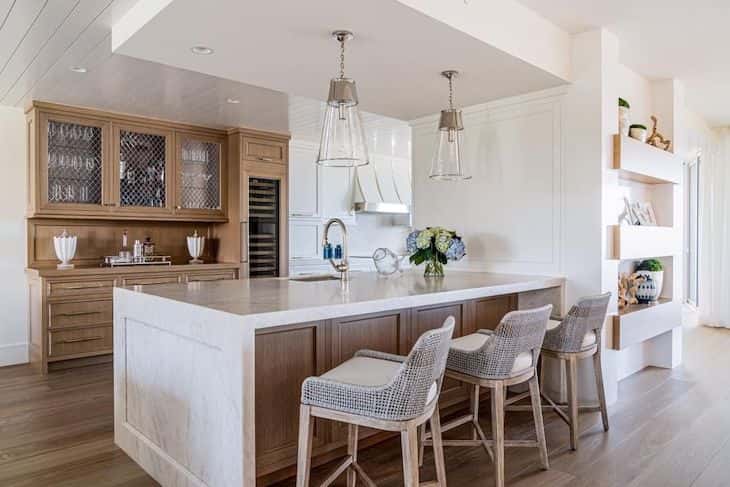 Wood kitchen with built-in bar