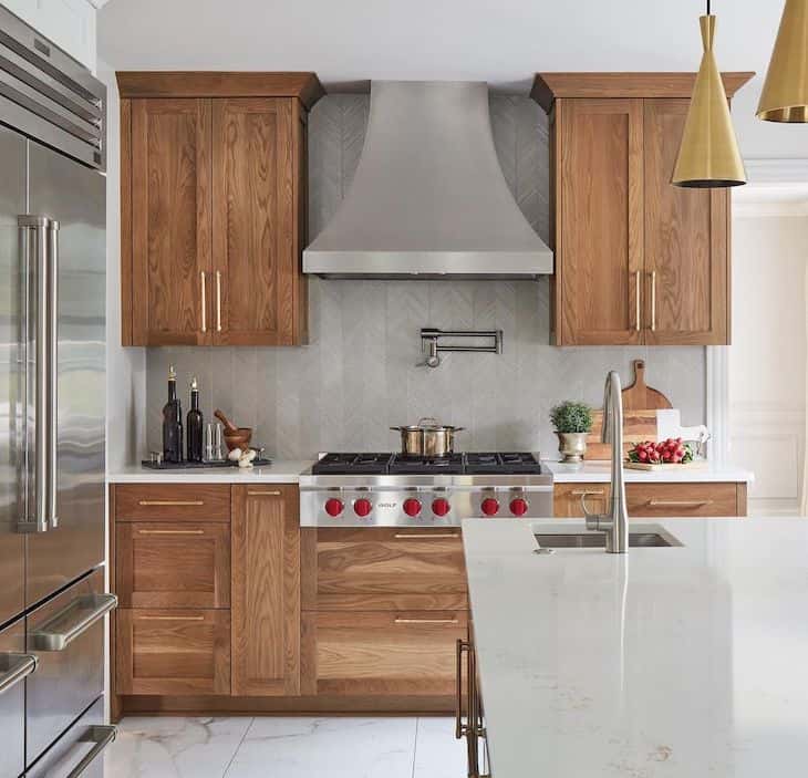 Wood kitchen cabinets with tasteful aesthetic