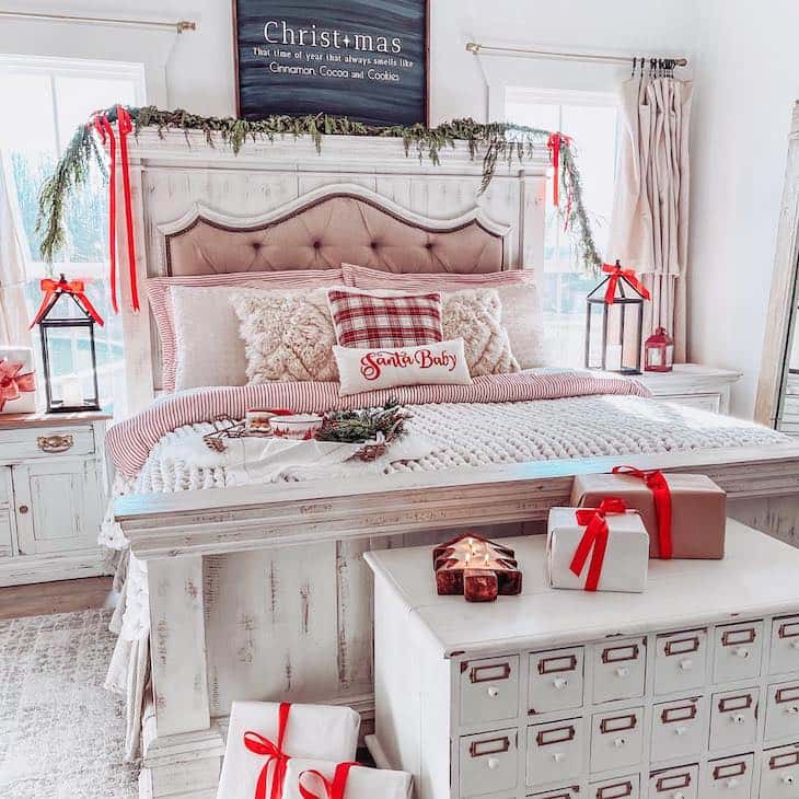 Easy Christmas Bedroom Decor Ideas For A Festive Feel Farmhousehub   Christmas Bedroom Decor 4 