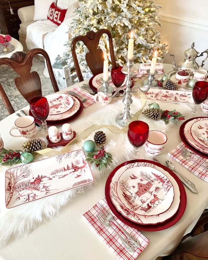 Red Christmas table decor