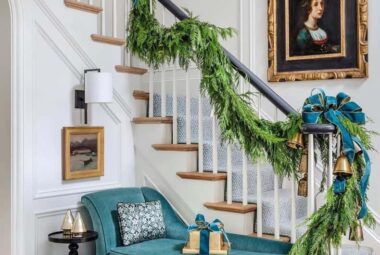 Christmas staircase decor