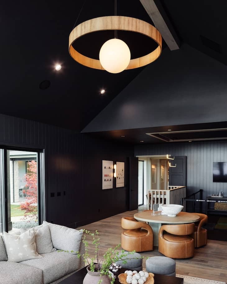 Fully Dark Walls and Ceiling for a True Moody Atmosphere