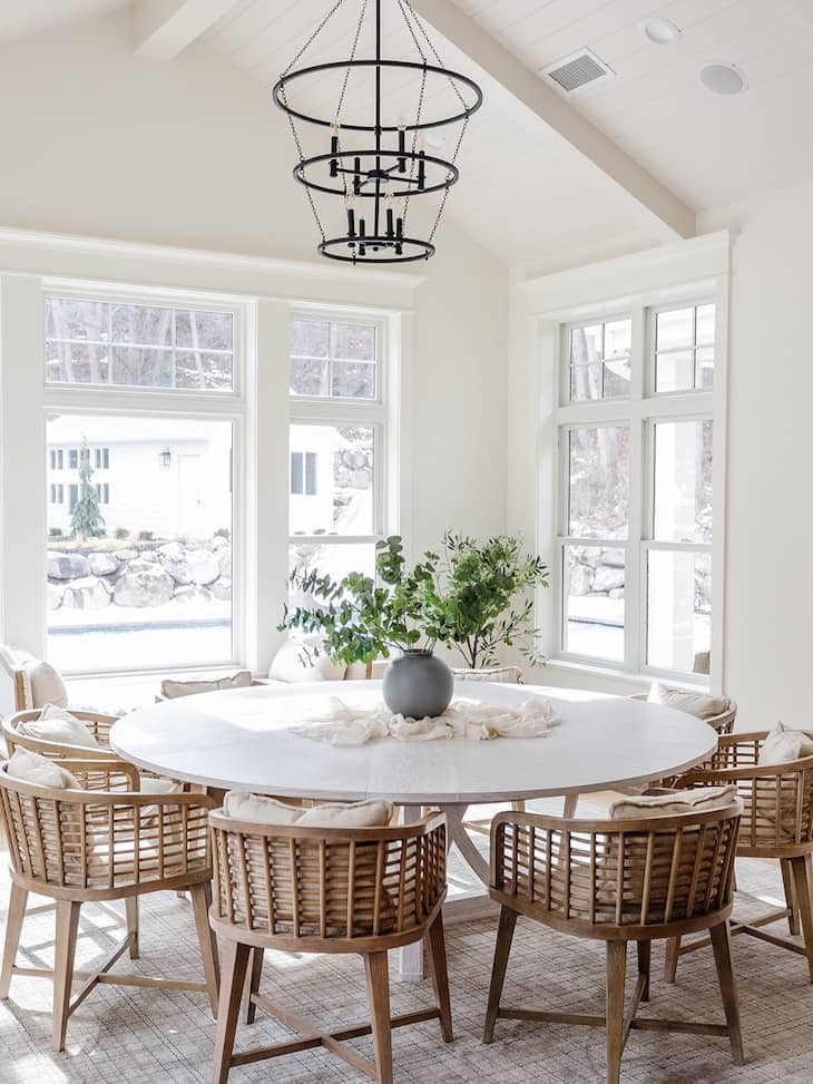 round dining table decor