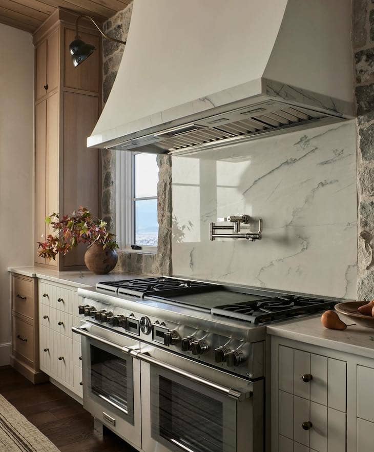 kitchen with stone backspalsh